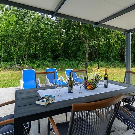 3 Bedroom Pet Friendly In *