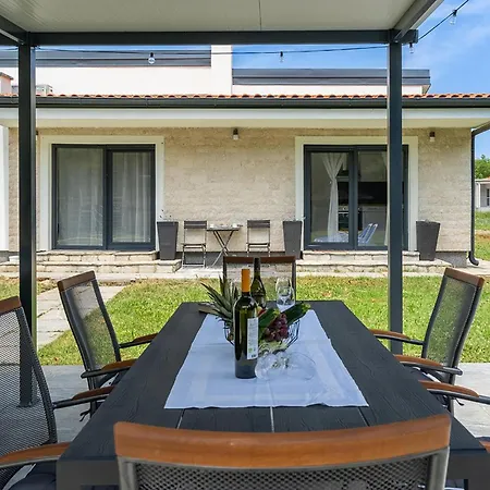3 Bedroom Pet Friendly In Prázdninový dům
