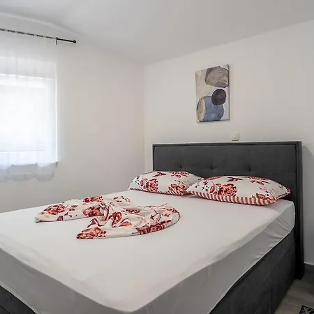 3 Bedroom Pet Friendly In *