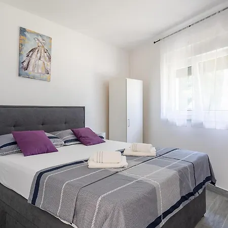 3 Bedroom Pet Friendly In *